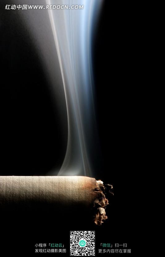黑色背景上一支燃烧的香烟和烟雾图片设计图片