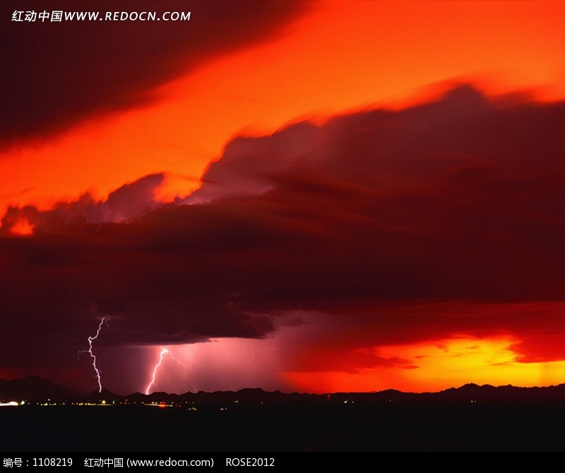 夜晚红色天空中的闪电图片(编号:1108219)_其