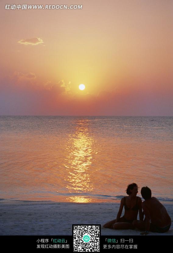 两个人在海边看夕阳内容|两个人在海边看夕阳版面 ...