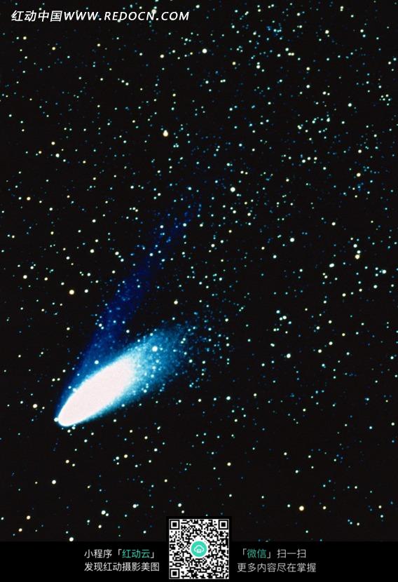 划过星空的流星图片