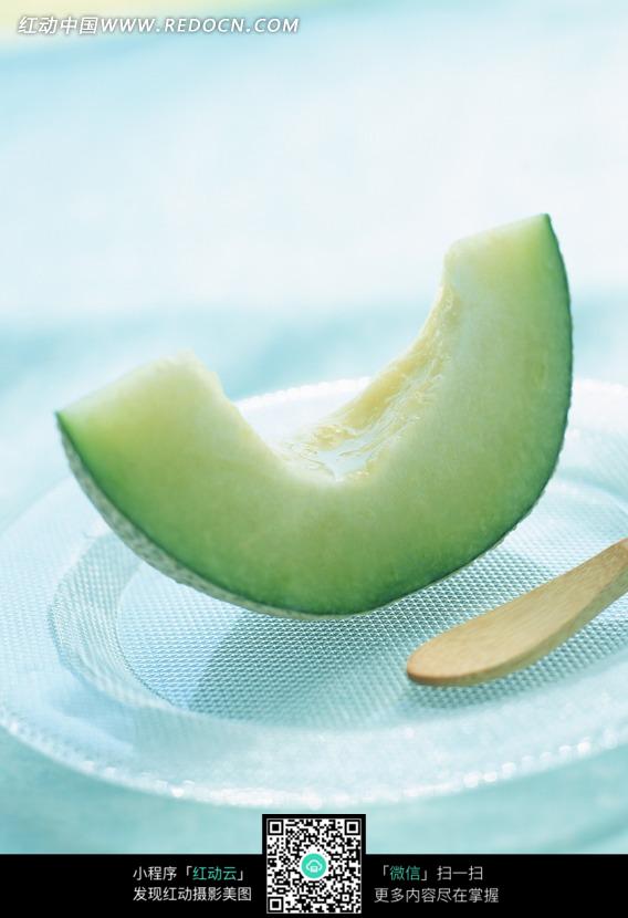 玻璃盘里的绿色哈密瓜切片图片(编号:1146905