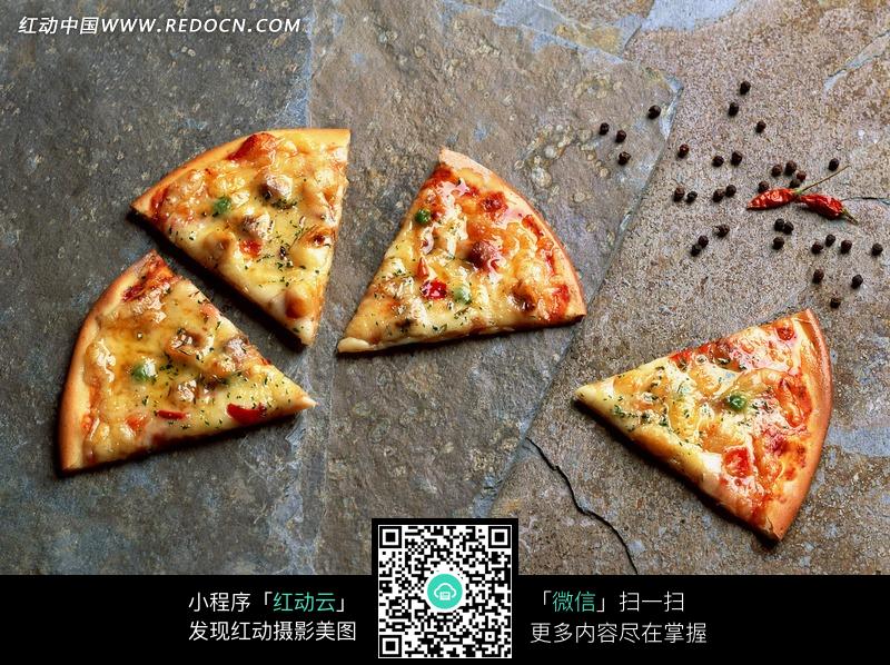 花椒上四块披萨和红椒美食图片-图库石板|图片美食麻城图片图片