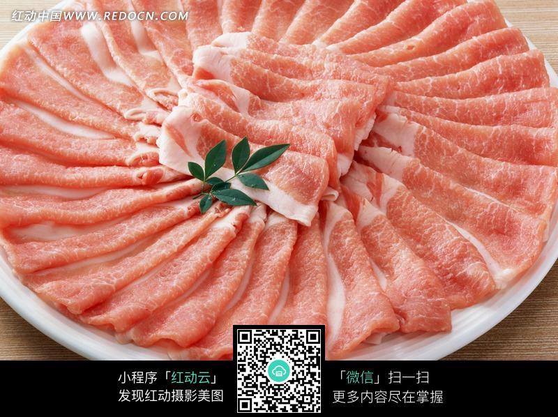 白瓷盘里的生肉片设计图片