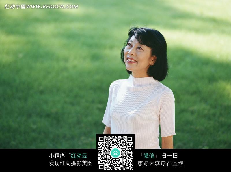 草地上仰头看天的<em>中年女人图片</em>(编号:1175497