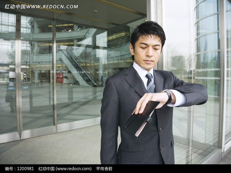 办公楼门前看手表的男人图片(编号:1200981)_