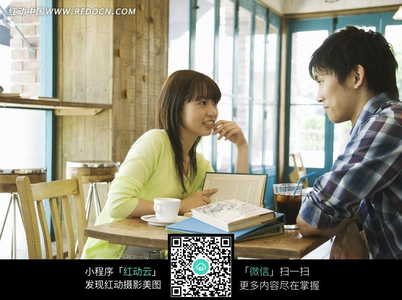 面对面坐在餐厅的情侣图片-人物图片素材|图片库|图库