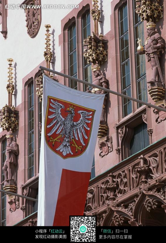 插在欧式房子上的白底红块老鹰旗子图片(编号