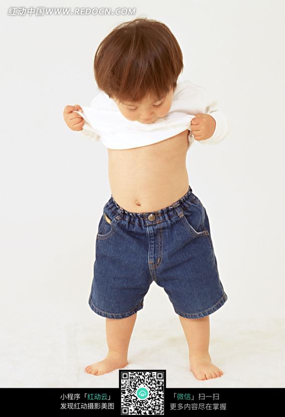 双手撩起上衣露出小肚子的小男孩图片-人物图片素材|图片库|图库下载(编号:1324659)