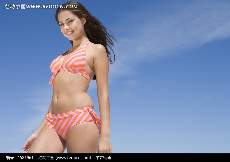 蓝天白云下的<em>粉红色</em>条纹<em>比基尼</em>女孩图片(编号