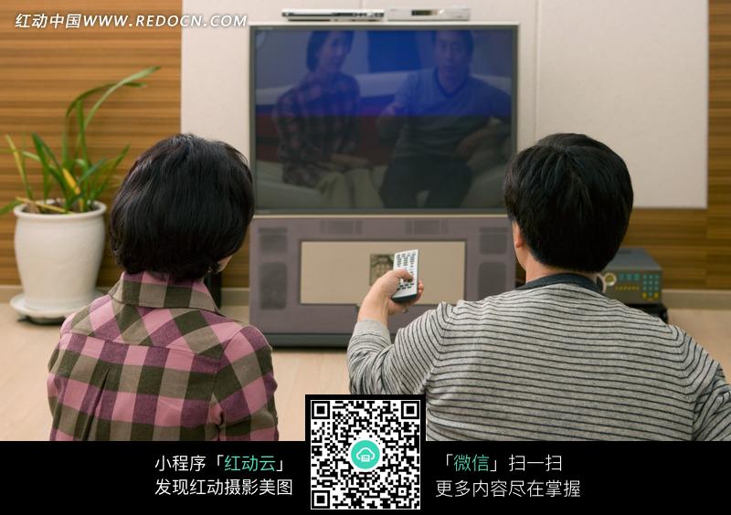 下载《看电视的一对夫妻的背影》[三星图片]