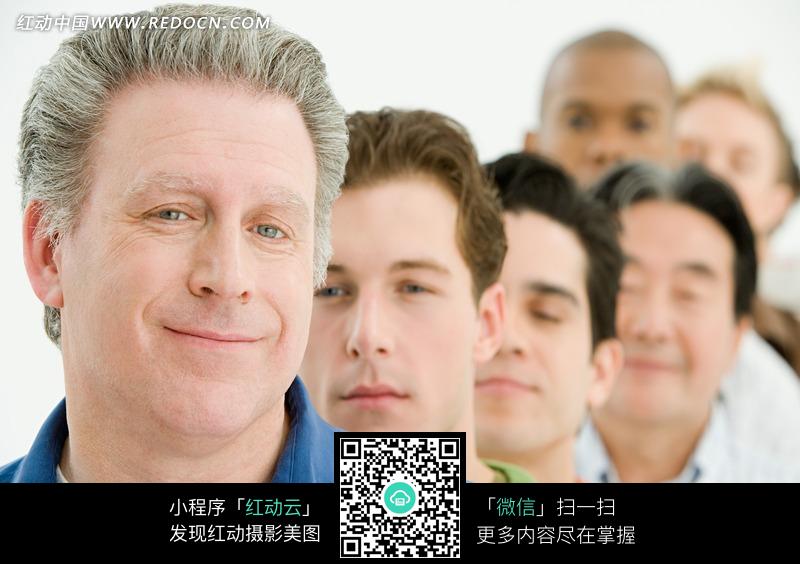 站在一排人前面微笑的<em>白发</em>外国男人图片(编号