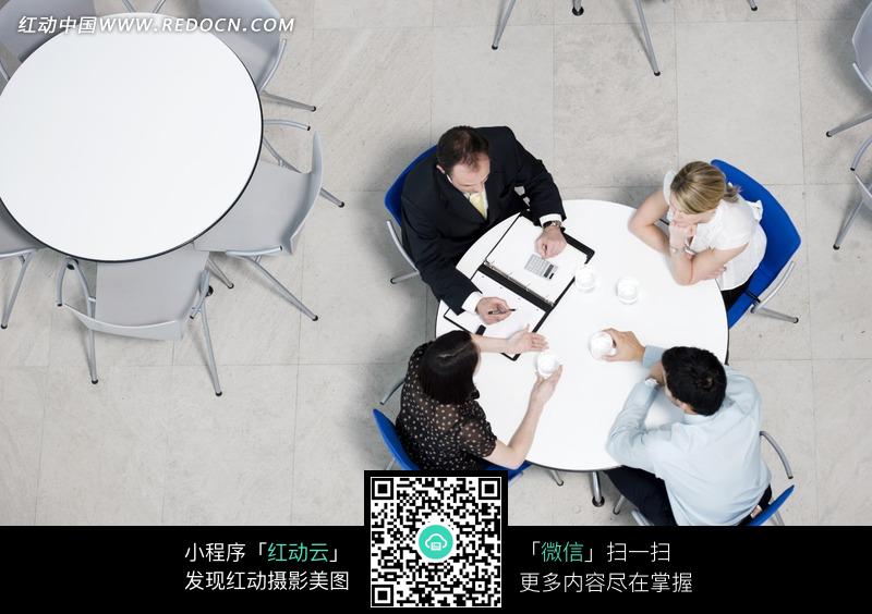 俯拍圆桌上谈生意的人图片-人物图片素材|图片