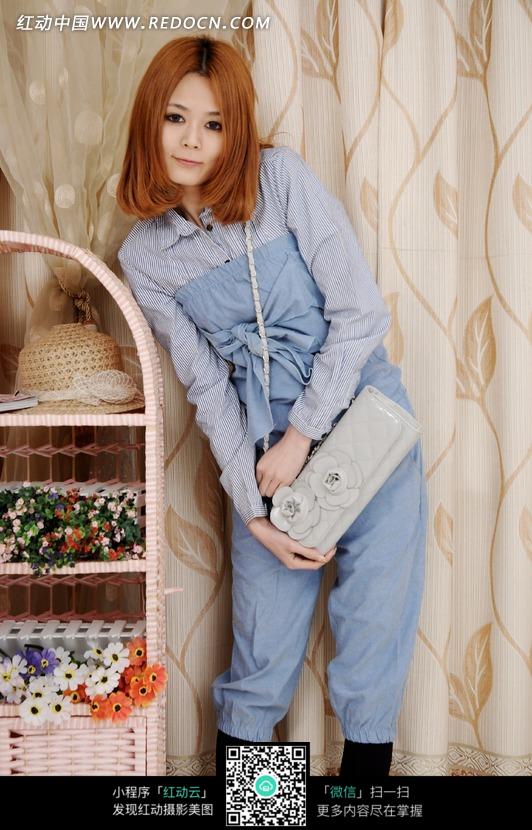 斜着身子的蓝色衣服<em>美女图片</em>-人物<em>图片</em>素材|图