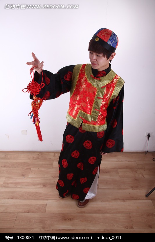 低头看手中绳结的古装男子图片(编号:1800884